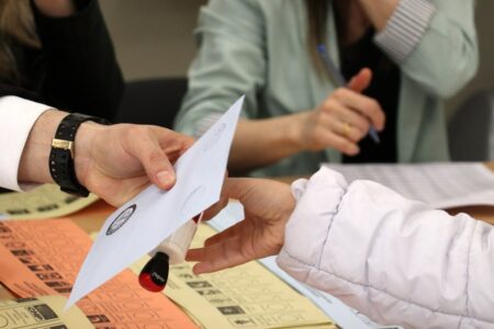 Bei den Wahlen wurden 6 Einsprüche von 4 Parteien angenommen