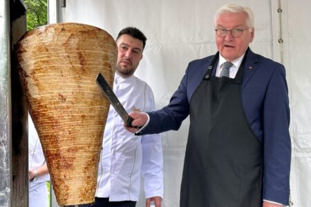 Bundespräsident Steinmeier schnitt in Istanbul Dönerkebabs an