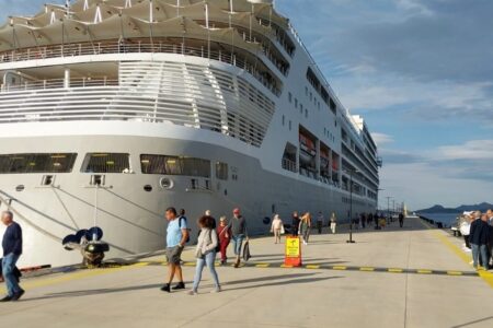 Das erste Kreuzfahrtschiff dieser Zeit ankerte in Bodrum