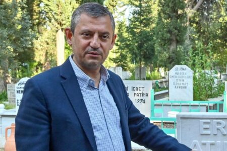 Das neue Image des CHP-Vorsitzenden Özgür Özel, der drei Operationen hatte