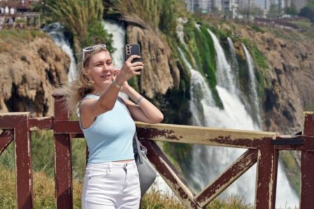 Der Düden-Wasserfall in Antalya wurde von Urlaubern überschwemmt