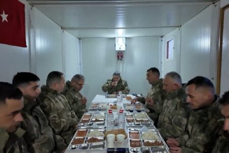 Der Kommandeur der Landstreitkräfte, Bayraktaroğlu, hatte ein Iftar mit Mehmetçik