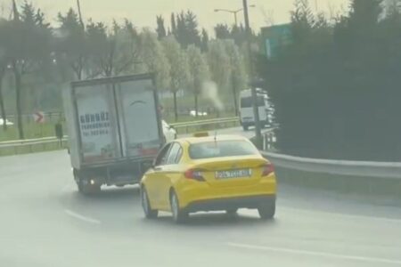 Der Taxifahrer, der dem Fahrer folgte, der in Istanbul nicht nachgab, verursachte Gefahr