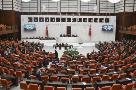 Die Agenda ist voll!  Das Parlament wird diese Woche über die neue Verfassung beraten