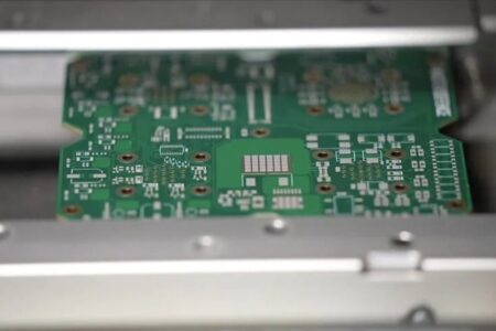 Die Anlage, in der elektronische Karten für nationale Satelliten hergestellt werden, wird immer größer