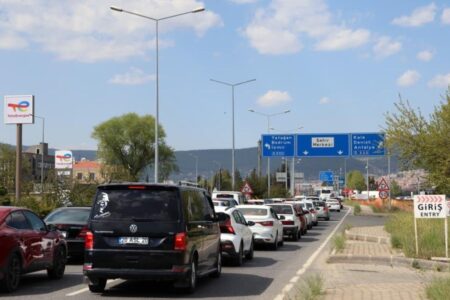 Die Fahrzeugschlange der Urlauber in Muğla nimmt kein Ende