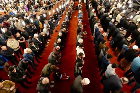 Die Moscheen sind für das letzte Tarawih-Gebet gefüllt