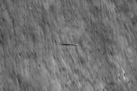 Die NASA hat ein mysteriöses Objekt gefilmt, das vor dem Mond vorbeifliegt