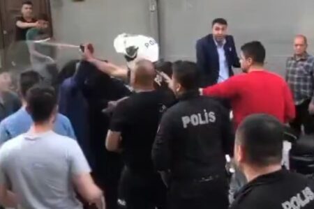 Die Polizei griff mit Schlagstöcken in das Chaos bei der Wahl des Oberhaupts in Adana ein