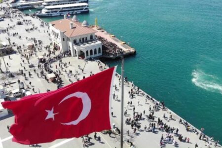 Diejenigen, die während der Feiertage in Istanbul blieben, strömten zu den Fähranlegern