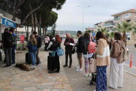 Diejenigen, die während des Ramadan-Festes auf die griechischen Inseln wollten, bildeten lange Schlangen