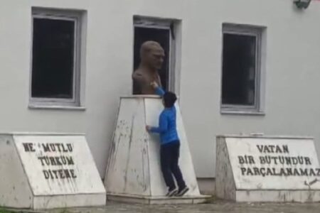 Ein Geschenk der Polizei an Poyraz, der in Diyarbakır die Atatürk-Büste mit einem Feuchttuch abgewischt hat