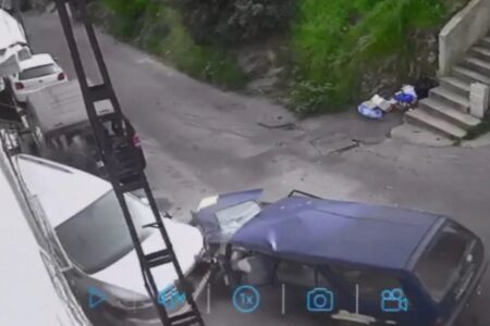 Ein sehr schnelles Auto prallte in Istanbul gegen zwei Fahrzeuge und blieb stehen