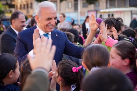 Eisüberraschung für Kinder, die gegen die Eismarke protestieren, die Israel unterstützt