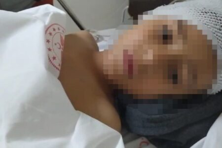 Er wollte in Antalya Wasser von einer Wohltätigkeitsorganisation trinken: Der kleine Junge blieb unter den Murmeln stecken