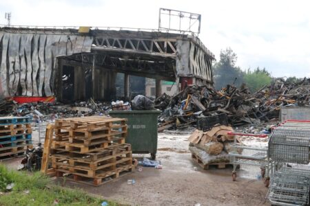 Es wurde eine Schadensbeurteilung des Brandes durchgeführt, der in einem Marktlager in Kocaeli ausbrach