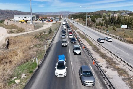 Feiertagsdichte an den Kreuzungspunkten von 43 Provinzen: Der Fahrzeugverkehr erreichte 100 Prozent