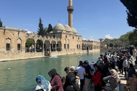 Feiertagspublikum in Şanlıurfa Balıklıgöl