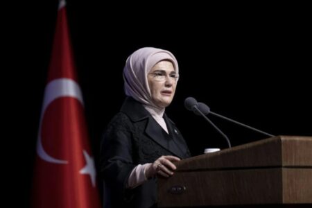 First Lady Erdoğan: Mögen die Segnungen und die Barmherzigkeit der Nacht der Macht Heilung für die Menschheit sein