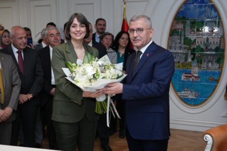 Hilmi Türkmen übergab seine Aufgaben an Sinem Dedetaş in der Gemeinde Üsküdar.