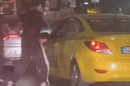 Im Istanbuler Verkehr überfuhr er den Taxifahrer, mit dem er sich gestritten hatte: Er stieg in sein Auto und fuhr davon.