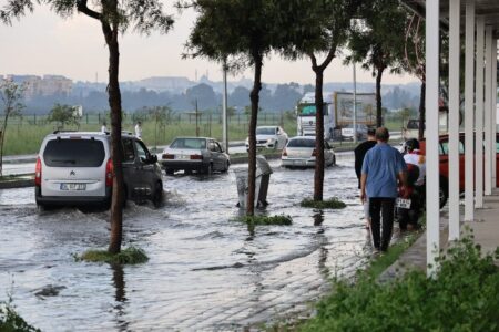 In Adana regnete es Hagel: Bürger schützten ihre Fahrzeuge mit Teppichen