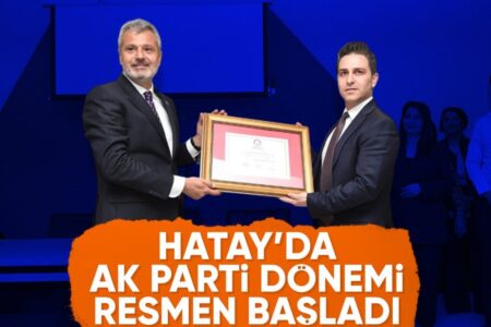 In Hatay erhielt das AK-Parteimitglied Mehmet Öntürk seine Wahlurkunde für das Präsidentenamt