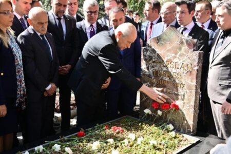MHP-Vorsitzender Bahçeli besuchte das Grab von Alparslan Türkeş