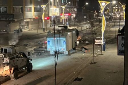 Mitglieder der DEM-Partei hetzten Hakkari nach Van auf