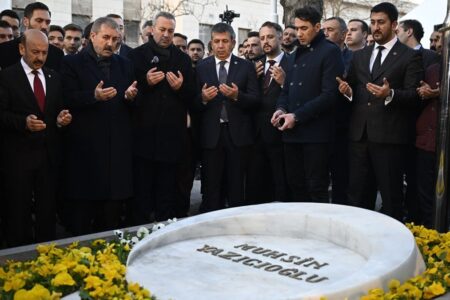 Mustafa Destici besuchte das Grab von Muhsin Yazıcıoğlu