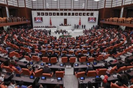 Nach den Kommunalwahlen änderte sich die Sitzverteilung in der Großen Türkischen Nationalversammlung