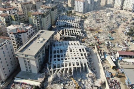 Nicht zu vergessen ist der Einsturz der Rönesan-Residenz, die in Hatay innerhalb von Sekunden in Schutt und Asche gelegt wurde