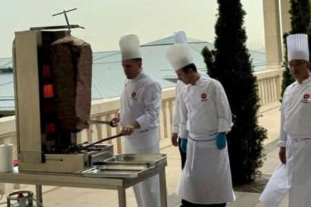 Präsident Erdoğan bietet Steinmeier im Sozialkomplex Döner an