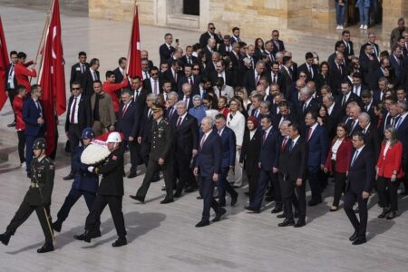 Staatsbeamte bei der Zeremonie am 23. April in Anıtkabir