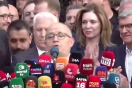 Verschiedene Momente bei der Urkundenzeremonie von Mustafa Bozbey in Bursa