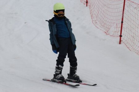 Während der Ferien schwammen sie auf der einen Seite und fuhren auf der anderen Seite Ski.