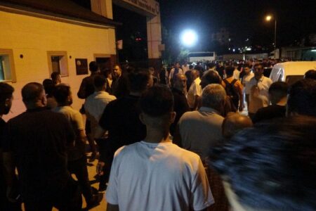 Während des Angriffs, bei dem zwei Häuptlinge den Märtyrertod erlitten, strömten Bürger zur Polizeistation in Adıyaman.