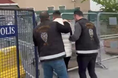 Während eines Hochzeitskonvois in Istanbul schoss ein Gangster aus einem Fahrzeug in die Luft.