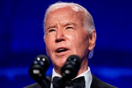 Während Joe Biden im Hotel sprach, protestierten Aktivisten draußen: „Genocidal Joe“