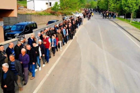Warteschlange für die Eid-Feier in Bursa: Sie bildeten eine 1-Kilometer-Warteschlange