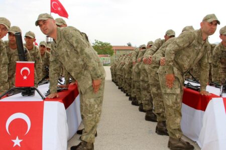 169 unter Vertrag stehende Gefreite legten den Eid an der Isparta Mountain Commando School ab