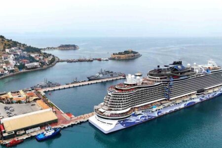 Auf seiner ersten Reise kam er mit 3.257 Touristen nach Kuşadası.