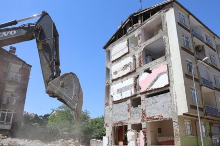 Bei den Abrissarbeiten in Elazığ kam heraus: Zwei Gebäude nutzen seit 35 Jahren eine einzige Mauer.