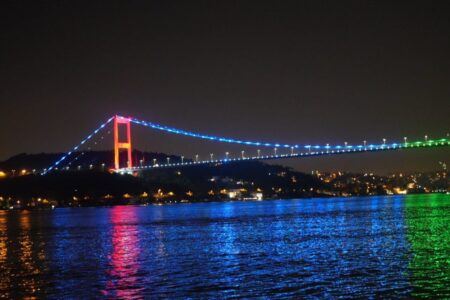 Brücken in Istanbul wurden mit den Farben der aserbaidschanischen Flagge beleuchtet