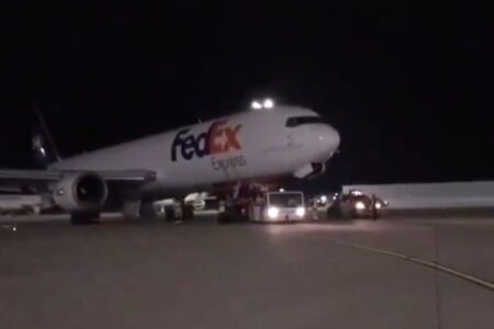 Das auf dem Rumpf gelandete Frachtflugzeug am Flughafen Istanbul wurde von der Landebahn entfernt.