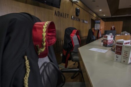 Der Anwalt, der die Ablehnung des Kopftuchrichters beantragt hatte, wurde bei der Anwaltskammer beschwert