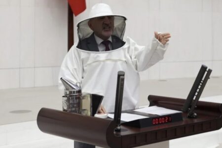 Der CHP-Abgeordnete Mustafa Adıgüzel trug im Parlament einen Imkeroverall
