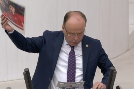 Der Konya-Abgeordnete Mehmet Baykan applaudierte den Nationalsportlern im Parlament