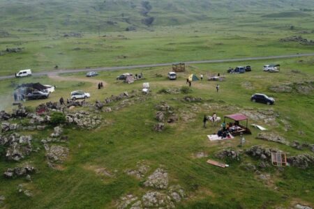 Der vom Terrorismus befreite Berg Ararat war voller Bürger, die ein Picknick machten.