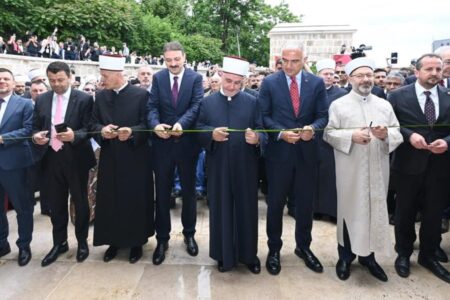 Die Arnaudiye-Moschee, die mit Unterstützung der Türkei in Bosnien und Herzegowina wieder aufgebaut wurde, wurde mit einer Zeremonie für den Gottesdienst eröffnet.